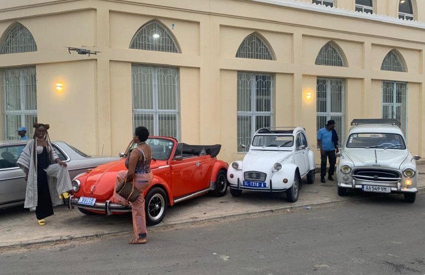 Défilé de voitures de collection vintage
