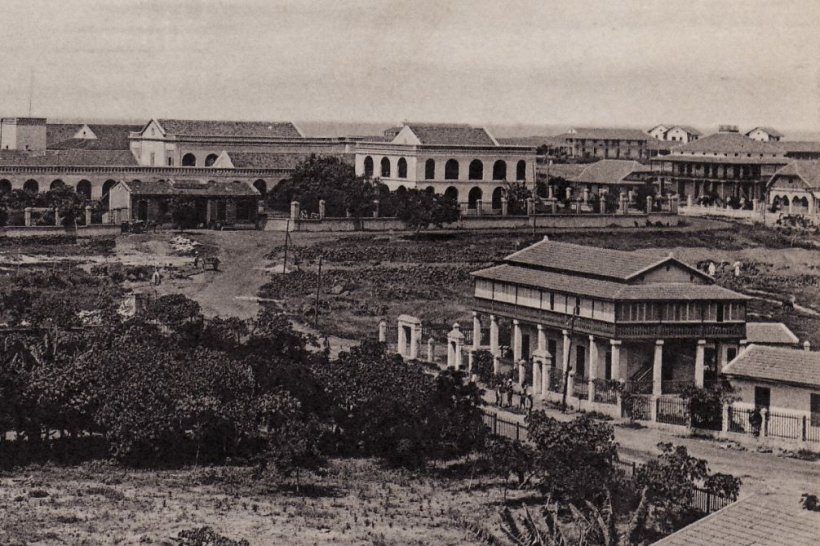 L'hôpital principal au début du XXe siècle. Le bâtiment au premier plan sera remplacé par le building administratif